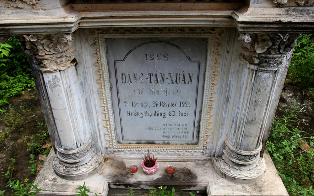 Mộ cổ kiến trúc Pháp trong khuôn viên Học viện Chính trị - Hành chính khu vực II ảnh 5