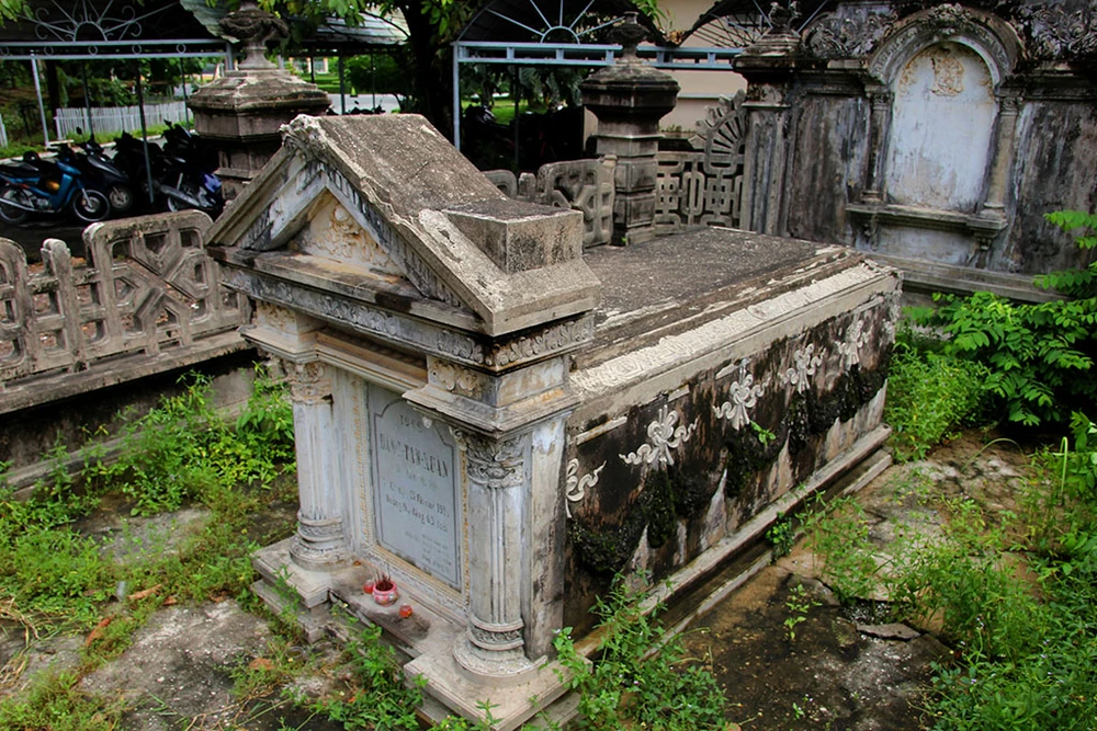 Mộ cổ kiến trúc Pháp trong khuôn viên Học viện Chính trị - Hành chính khu vực II ảnh 3