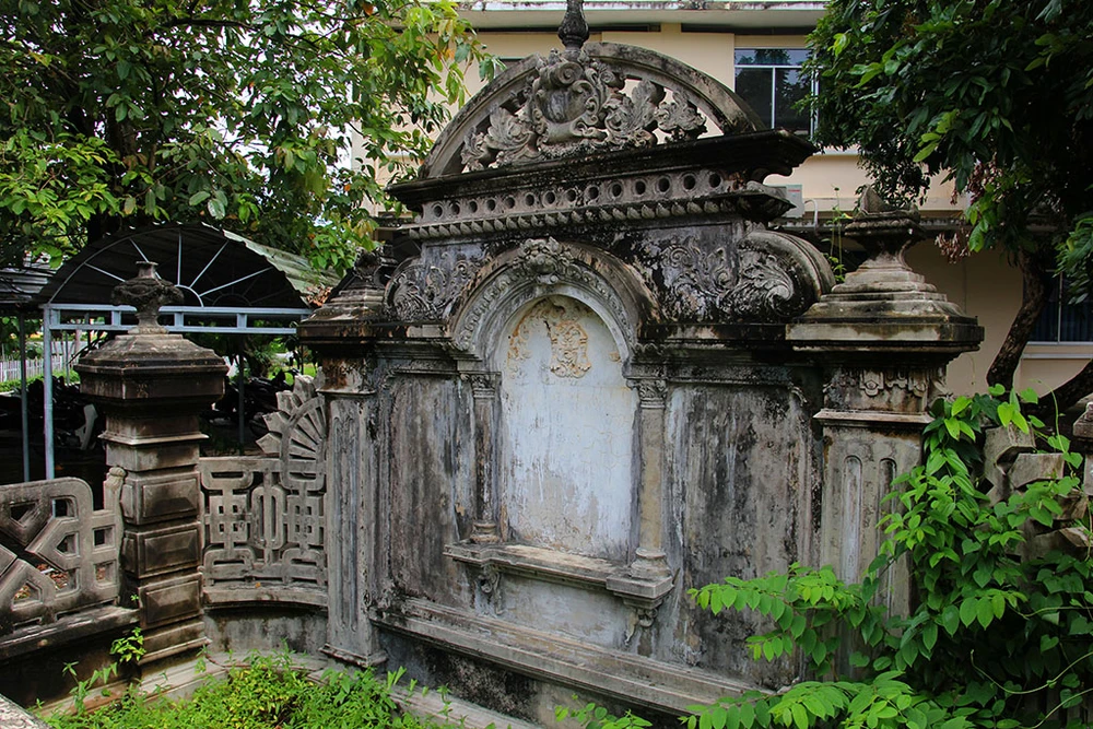 Mộ cổ kiến trúc Pháp trong khuôn viên Học viện Chính trị - Hành chính khu vực II ảnh 7