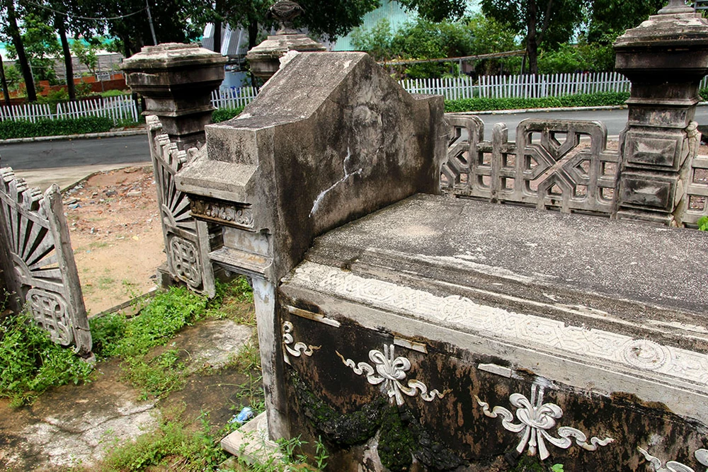 Mộ cổ kiến trúc Pháp trong khuôn viên Học viện Chính trị - Hành chính khu vực II ảnh 8