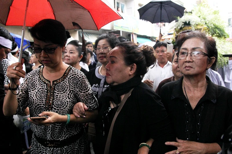 Mưa sụt sùi tiễn đưa “Sầu nữ” Út Bạch Lan ảnh 8