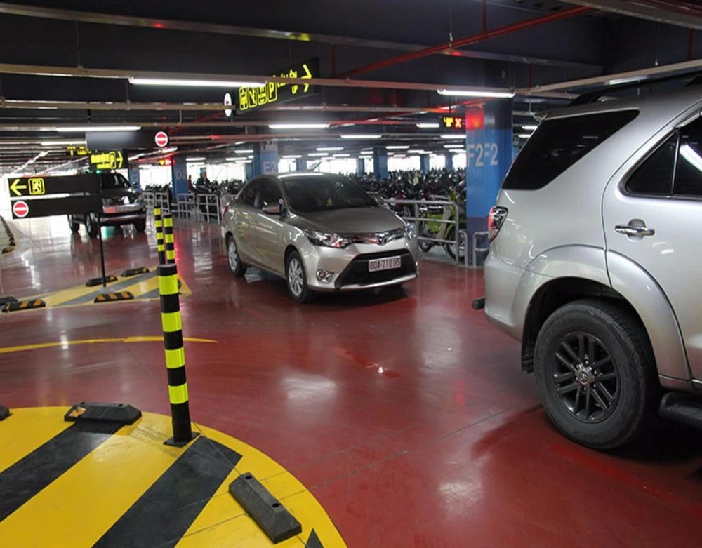 Lối dẫn vào tầng ba dành cho xe ô tô.