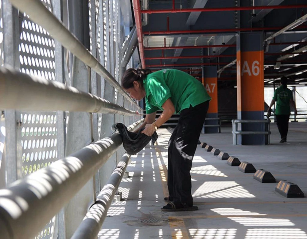 Nhân viên vệ sinh tầng trên của nhà xe trước khi đưa vào sử dụng.