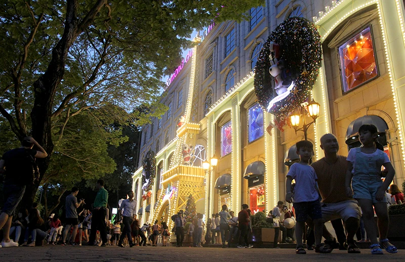 người dân thành phố đi chơi noel sớm