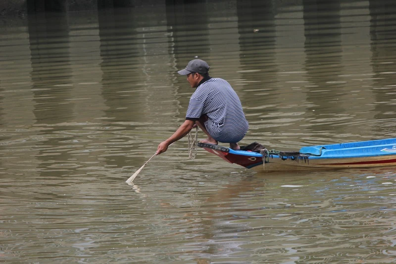 Ngang nhiên chài lưới bắt cá trên kênh Nhiêu Lộc ảnh 2