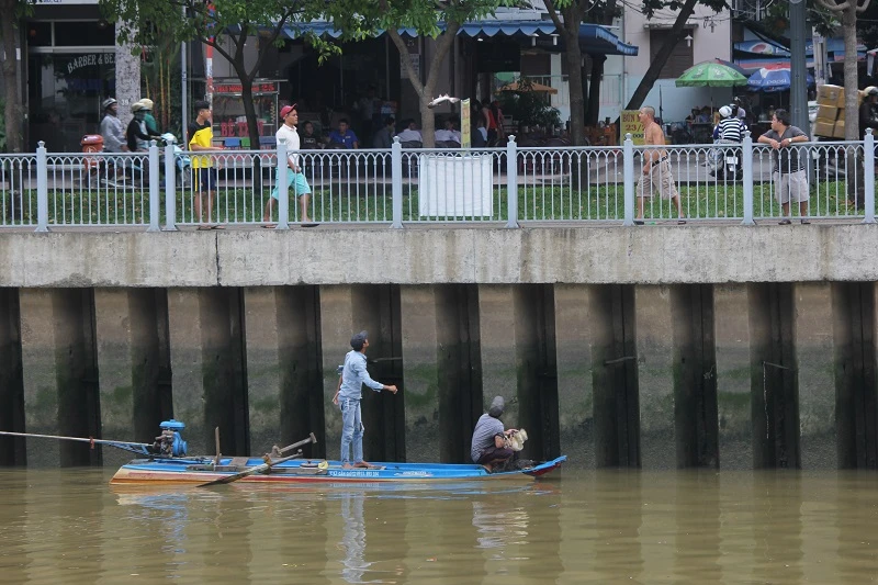 Ngang nhiên chài lưới bắt cá trên kênh Nhiêu Lộc ảnh 5