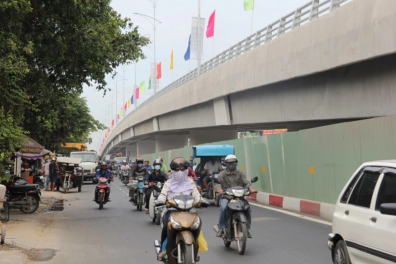 Một nhánh cầu vượt hơn 500 tỉ đồng trước ngày thông xe ảnh 10