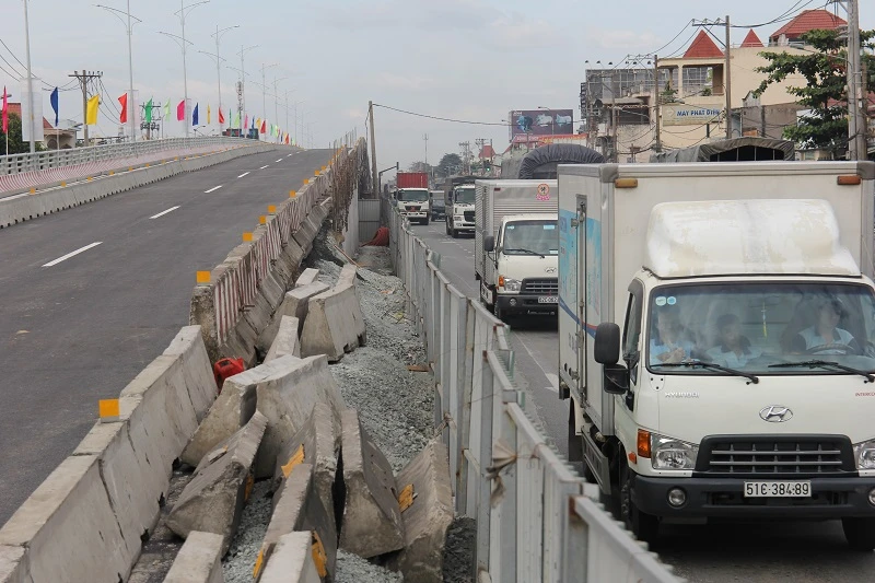 Một nhánh cầu vượt hơn 500 tỉ đồng trước ngày thông xe ảnh 11