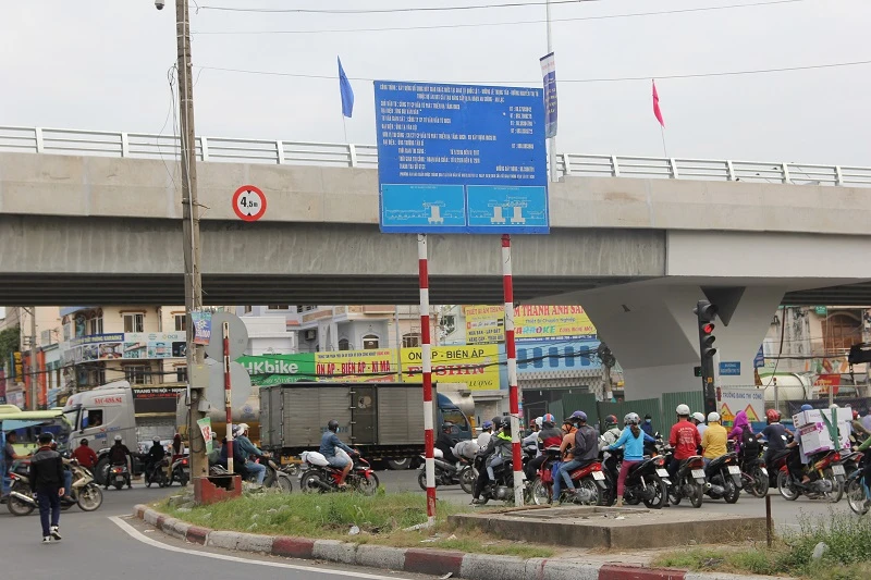 Một nhánh cầu vượt hơn 500 tỉ đồng trước ngày thông xe ảnh 12