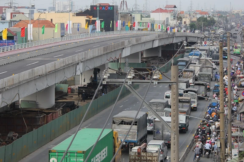 Một nhánh cầu vượt hơn 500 tỉ đồng trước ngày thông xe ảnh 14