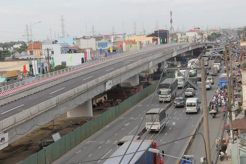 Một nhánh cầu vượt hơn 500 tỉ đồng trước ngày thông xe ảnh 1
