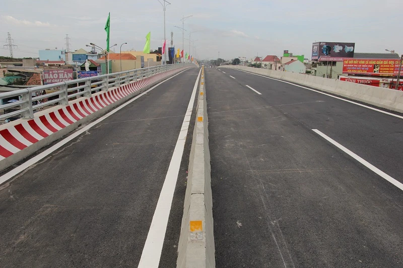 Một nhánh cầu vượt hơn 500 tỉ đồng trước ngày thông xe ảnh 6