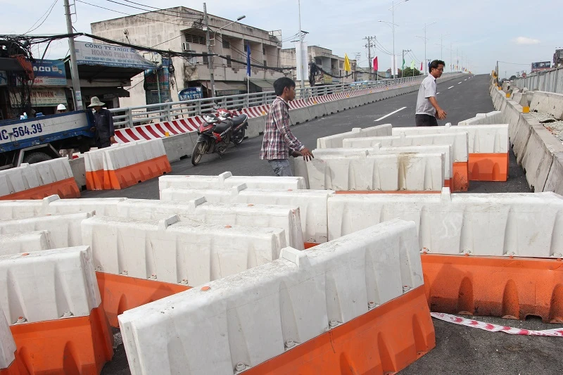 Một nhánh cầu vượt hơn 500 tỉ đồng trước ngày thông xe ảnh 8