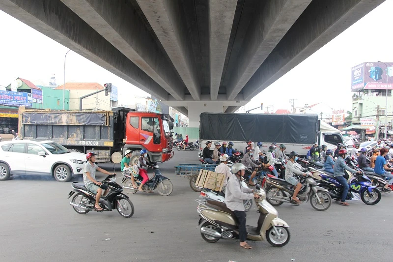 Một nhánh cầu vượt hơn 500 tỉ đồng trước ngày thông xe ảnh 9