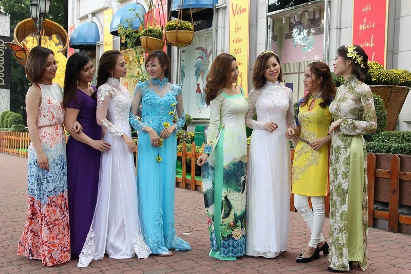 Thiếu nữ TP.HCM diện áo dài xuống phố du xuân sớm ảnh 1