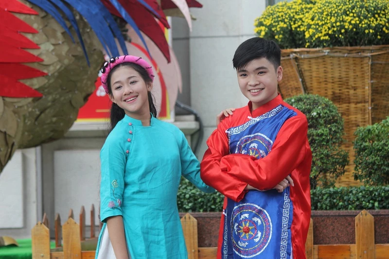 Thiếu nữ TP.HCM diện áo dài xuống phố du xuân sớm ảnh 6