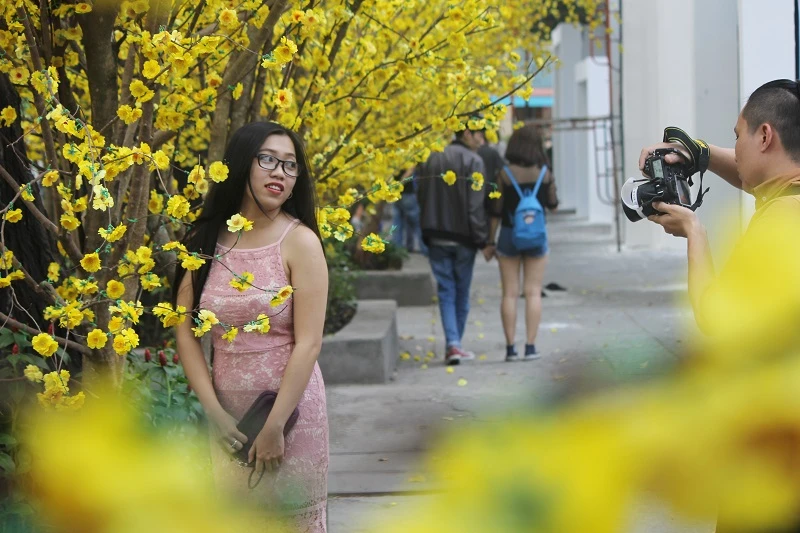 Thiếu nữ TP.HCM diện áo dài xuống phố du xuân sớm ảnh 8