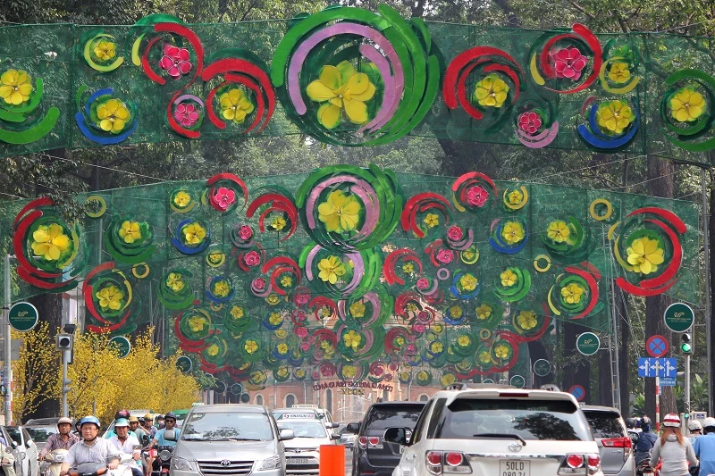 Rối mắt đoạn đường trang trí tết 2017 ở TP.HCM ảnh 2