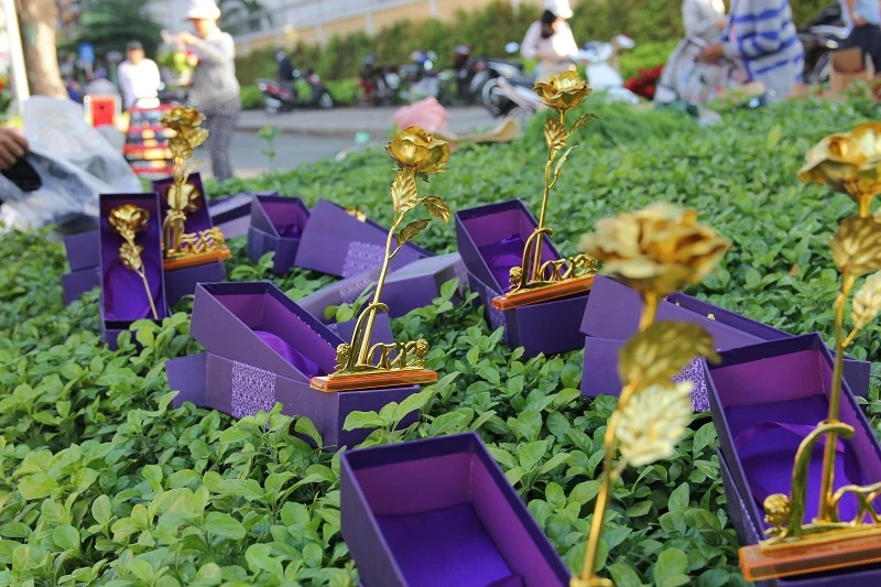 “Con đường tình yêu” rực rỡ quà và hoa Valentine ảnh 4