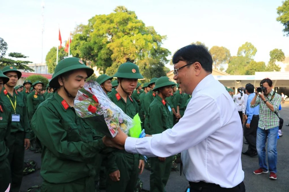 Những hình ảnh xúc động tiễn thanh niên TP.HCM nhập ngũ ảnh 13