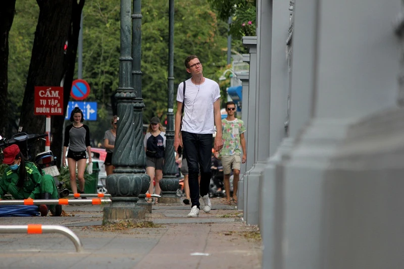 Điều chỉnh barie, xe máy vẫn chạy vùn vụt trên vỉa hè ảnh 9