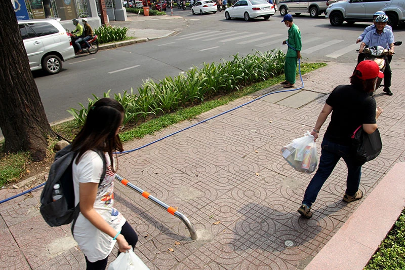 Điều chỉnh barie, xe máy vẫn chạy vùn vụt trên vỉa hè ảnh 10