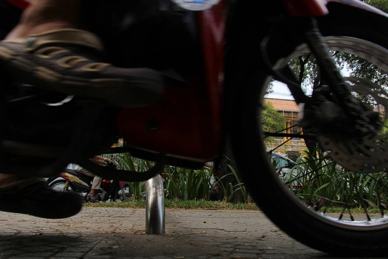 Điều chỉnh barie, xe máy vẫn chạy vùn vụt trên vỉa hè ảnh 11