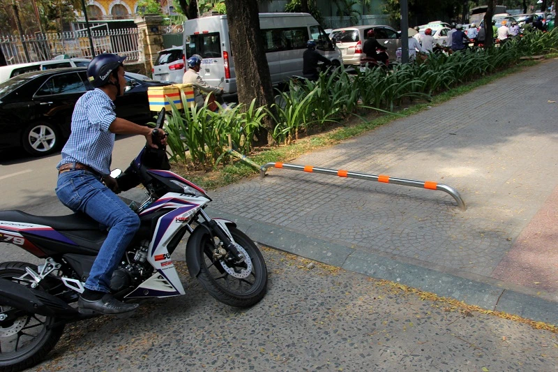 Điều chỉnh barie, xe máy vẫn chạy vùn vụt trên vỉa hè ảnh 12