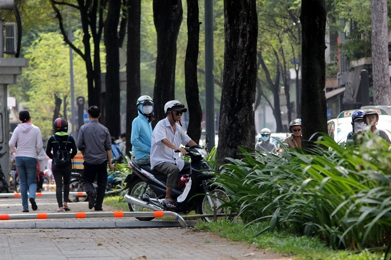 Điều chỉnh barie, xe máy vẫn chạy vùn vụt trên vỉa hè ảnh 4