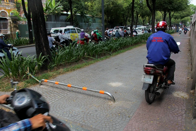 Điều chỉnh barie, xe máy vẫn chạy vùn vụt trên vỉa hè ảnh 5