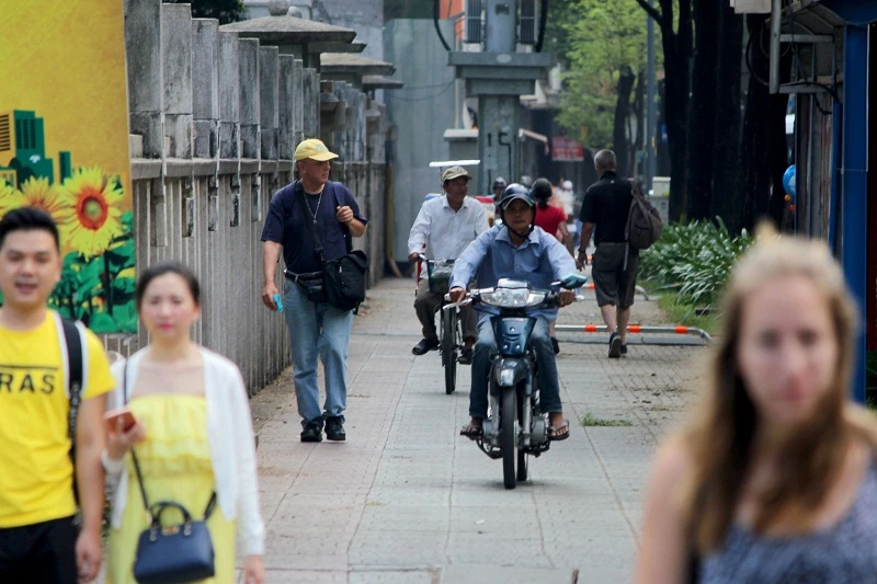 Điều chỉnh barie, xe máy vẫn chạy vùn vụt trên vỉa hè ảnh 7