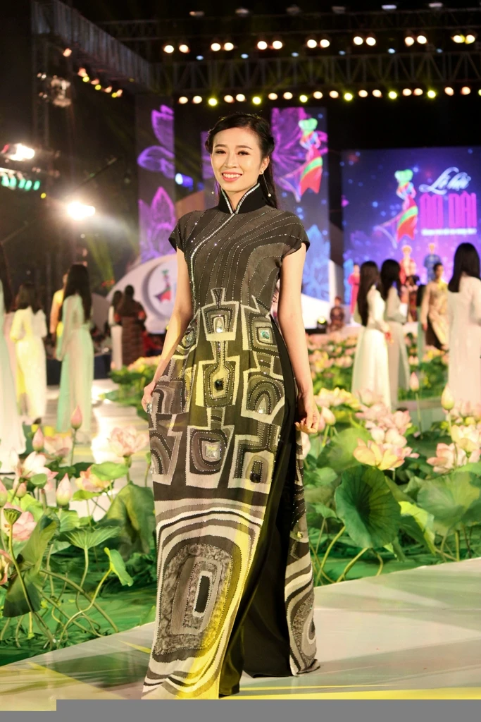 Ngắm nữ sinh Marie Cuire trong tà áo dài của Sỹ Hoàng ảnh 9 Ngắm nữ sinh Marie Cuire trong tà áo dài của Sỹ Hoàng ảnh 9