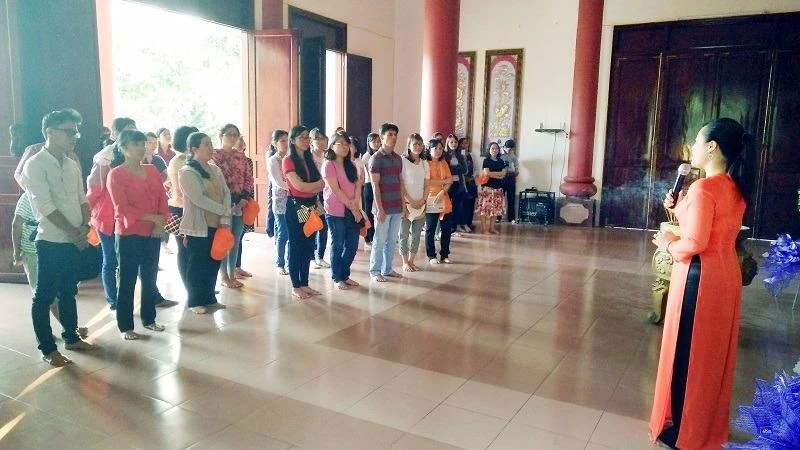 Gần 200 giáo viên và thực tập sinh trường THPT Nguyễn Du tham quan khu lưu niệm Nguyễn Thị Định.