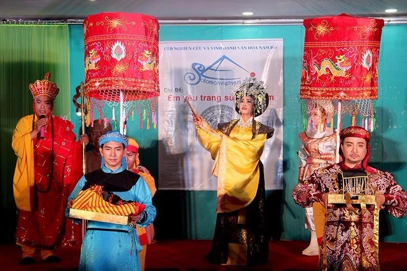 Kết hợp với thuyết trình là các tiết mục văn nghệ 