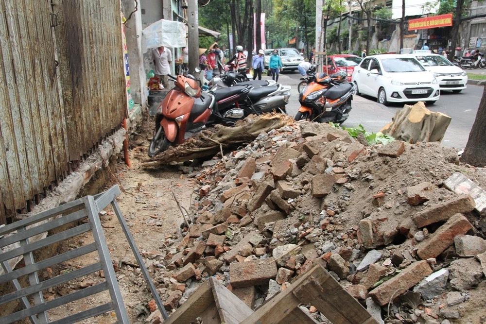 Dân quận 1 khốn khổ leo vào nhà khi bậc tam cấp bị phá ảnh 15 Dân quận 1 khốn khổ leo vào nhà khi bậc tam cấp bị phá ảnh 15