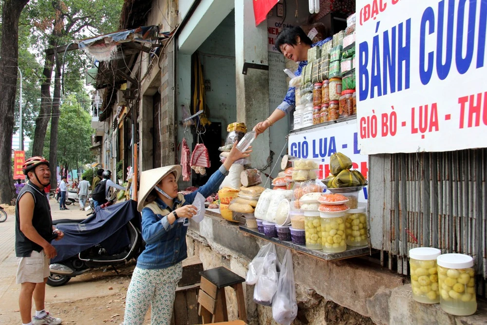 Dân quận 1 khốn khổ leo vào nhà khi bậc tam cấp bị phá ảnh 4 Dân quận 1 khốn khổ leo vào nhà khi bậc tam cấp bị phá ảnh 4