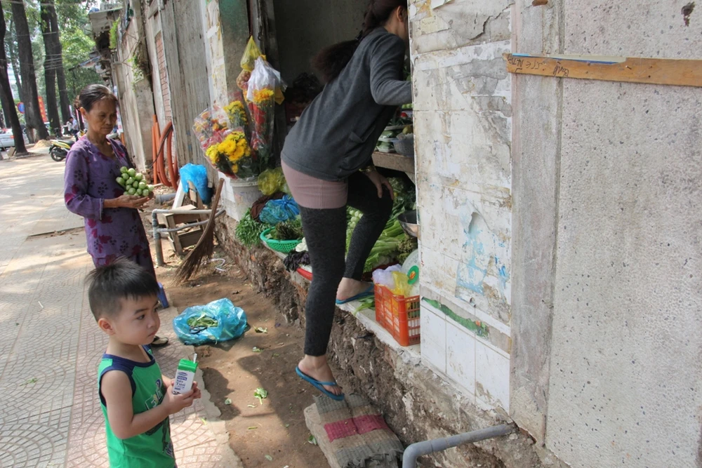 Dân quận 1 khốn khổ leo vào nhà khi bậc tam cấp bị phá ảnh 5 Dân quận 1 khốn khổ leo vào nhà khi bậc tam cấp bị phá ảnh 5