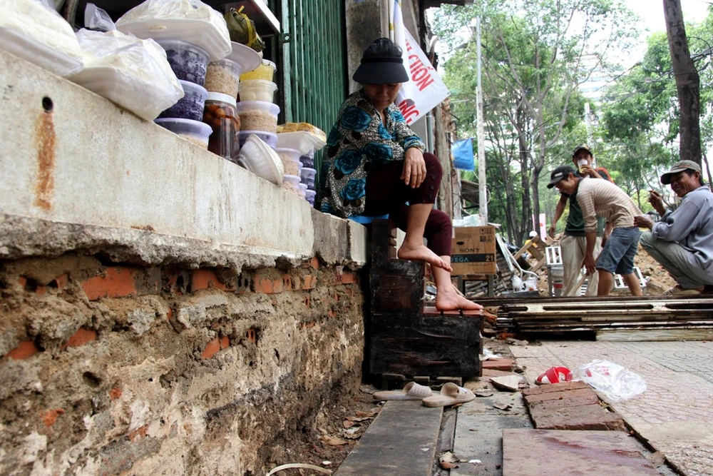 Dân quận 1 khốn khổ leo vào nhà khi bậc tam cấp bị phá ảnh 7 Dân quận 1 khốn khổ leo vào nhà khi bậc tam cấp bị phá ảnh 7