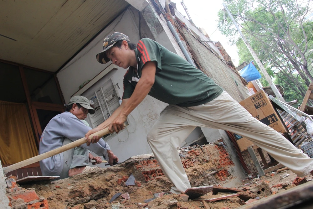 Dân quận 1 khốn khổ leo vào nhà khi bậc tam cấp bị phá ảnh 9 Dân quận 1 khốn khổ leo vào nhà khi bậc tam cấp bị phá ảnh 9