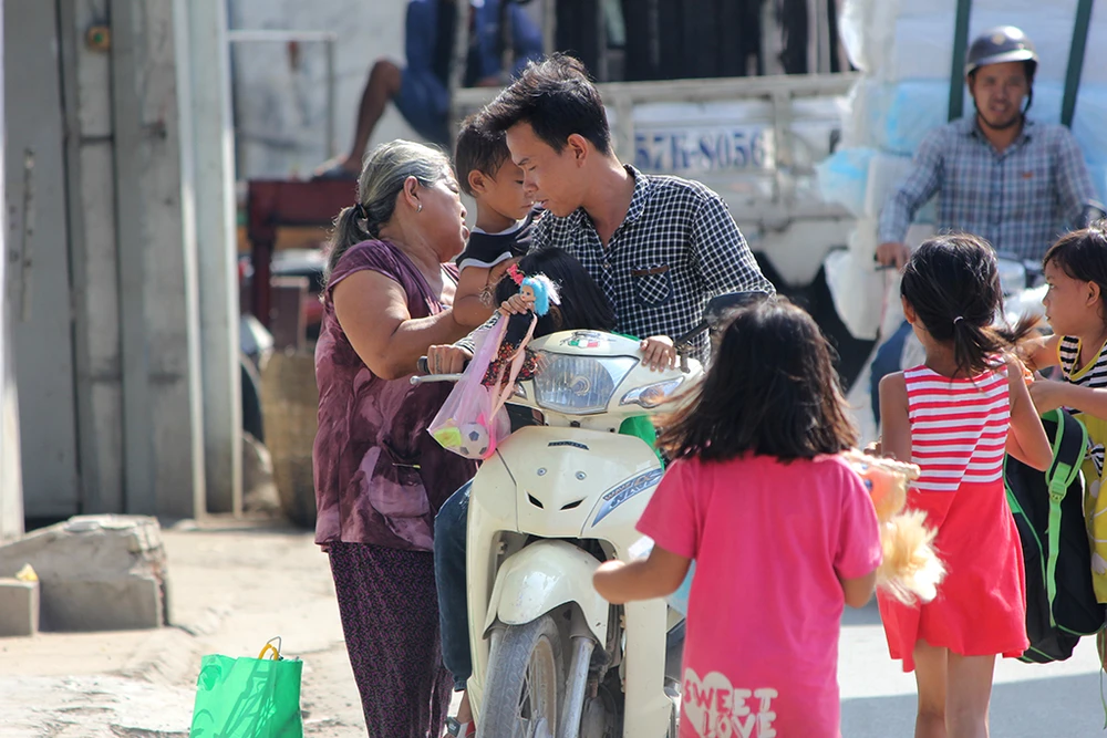 Chùm ảnh: Gia đình 17 người chuyển đến nhà mới ảnh 13