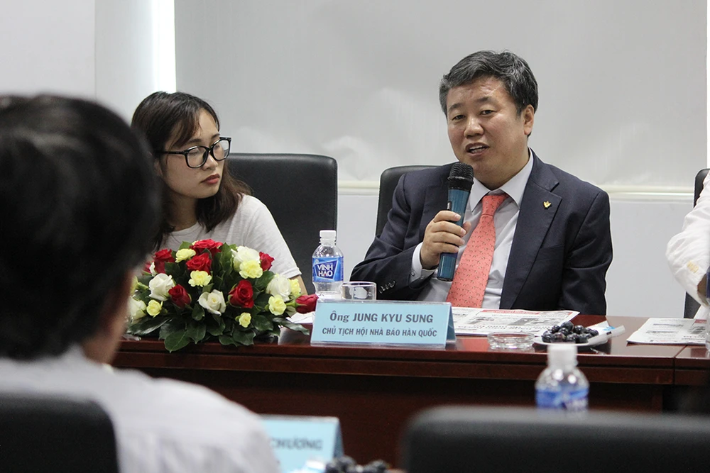 Đoàn Hội nhà báo Hàn Quốc thăm báo Pháp Luật TP.HCM ảnh 11