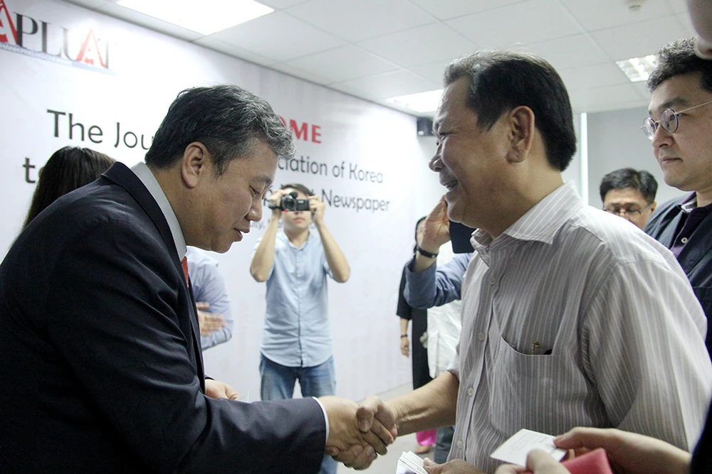 Đoàn Hội nhà báo Hàn Quốc thăm báo Pháp Luật TP.HCM ảnh 12