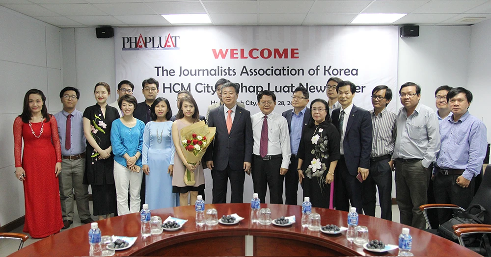 Đoàn Hội nhà báo Hàn Quốc thăm báo Pháp Luật TP.HCM ảnh 13