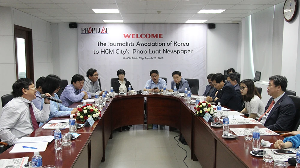 Đoàn Hội nhà báo Hàn Quốc thăm báo Pháp Luật TP.HCM ảnh 1
