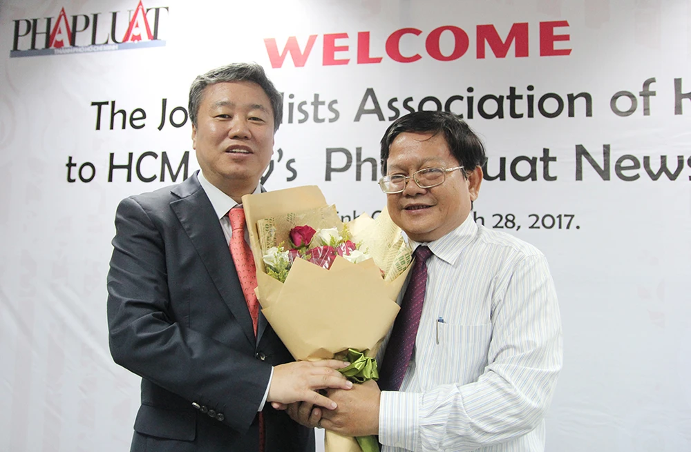 Đoàn Hội nhà báo Hàn Quốc thăm báo Pháp Luật TP.HCM ảnh 2