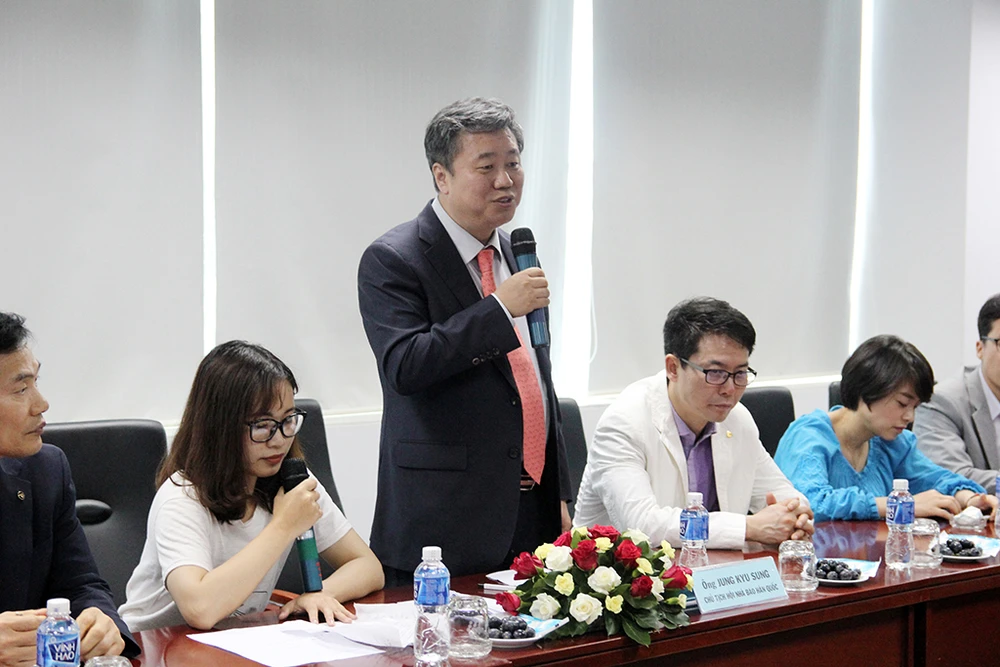 Đoàn Hội nhà báo Hàn Quốc thăm báo Pháp Luật TP.HCM ảnh 4