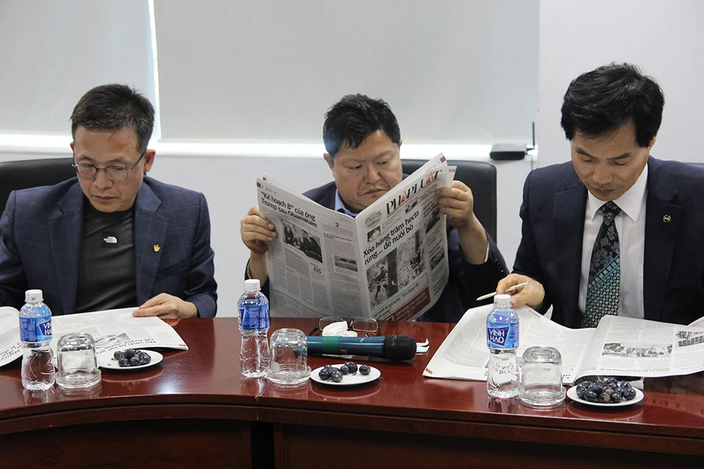Đoàn Hội nhà báo Hàn Quốc thăm báo Pháp Luật TP.HCM ảnh 8