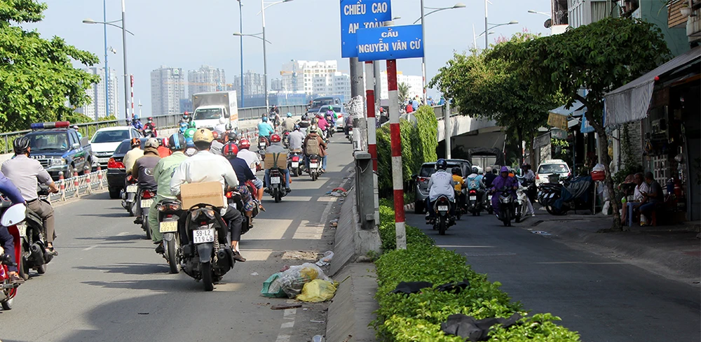 Đống rác vô chủ nằm chình ình giữa cầu ảnh 1