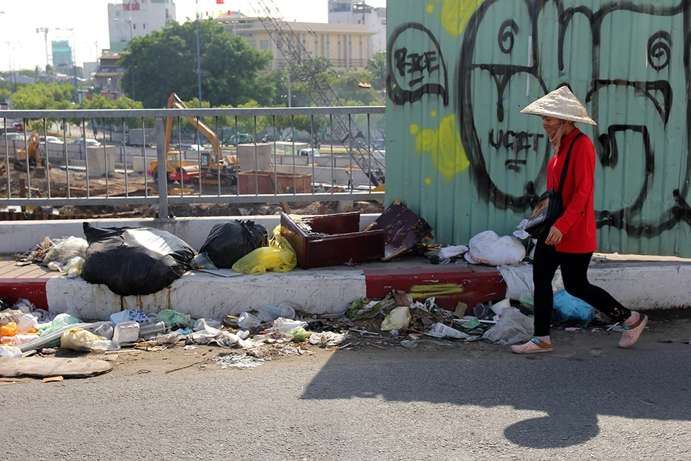 Đống rác vô chủ nằm chình ình giữa cầu ảnh 3