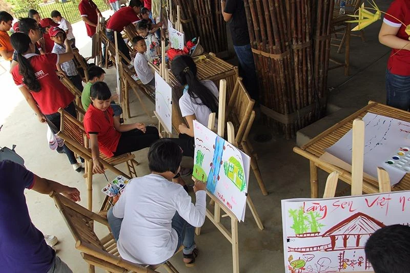 Các em nhỏ tự tay vẽ những bức tranh thi trong ngày lễ giỗ tổ.